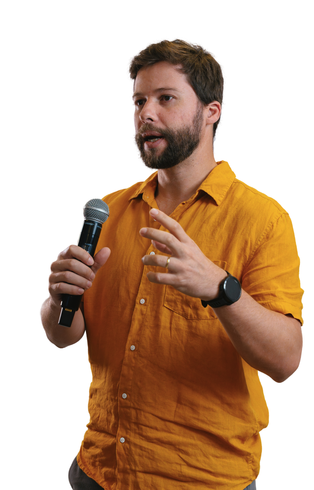 Diogo Monteiro palestrando, de microfone na mão