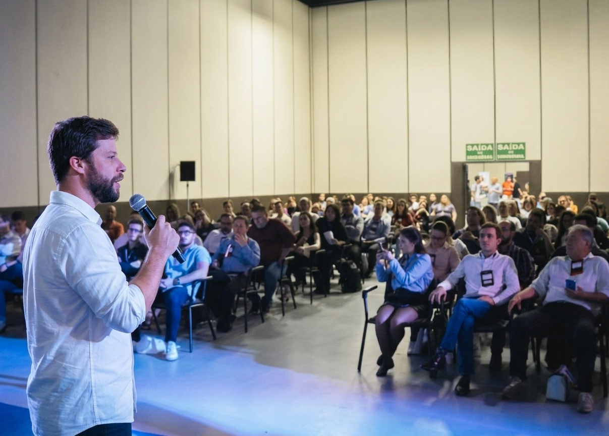Diogo Montteiro palestrando para uma plateia corporativa